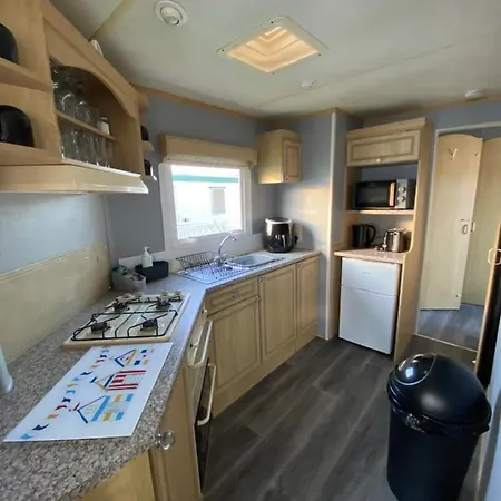 Seaview 190 - Ingoldmells - Pet Friendly, Wifi, Bed Linen - Close To Beach And Fantasy Island - Meadow Lakes Caravan & Lodge Hire Exterior photo