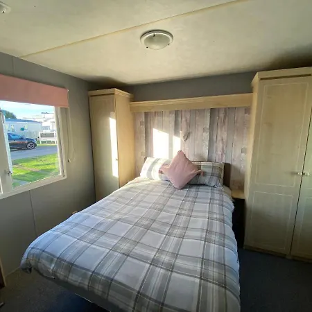 Seaview 190 - Ingoldmells - Pet Friendly, Wifi, Bed Linen - Close To Beach And Fantasy Island - Meadow Lakes Caravan & Lodge Hire Exterior photo