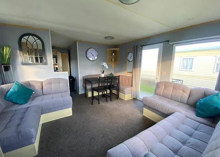 Seaview 190 - Ingoldmells - Pet Friendly, Wifi, Bed Linen - Close To Beach And Fantasy Island - Meadow Lakes Caravan & Lodge Hire