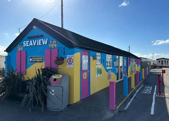 Seaview 190 - Ingoldmells - Pet Friendly, Wifi, Bed Linen - Close To Beach And Fantasy Island - Meadow Lakes Caravan & Lodge Hire